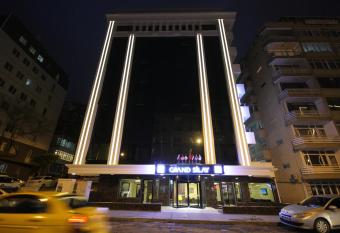 Grand Silay Hotel allows 18 year olds to book a room