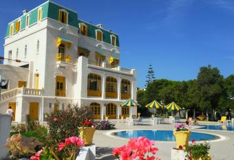 H  tel LES MIMOSAS TABARKA allows 18 year olds to book a room