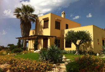 Il Giardino delle Aloe has Balcony rooms