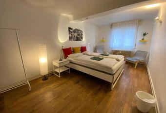 flat lux city - 4 bedrooms allows 18 year olds to book a room
