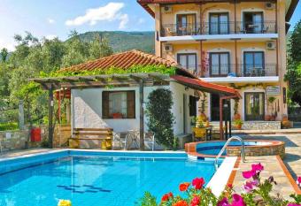 Pagaseon Studios has Balcony rooms