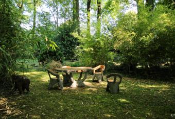 Le Manoir de la mantille has rooms with a private hot tub