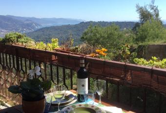 Tra Mare e Paradiso allows 18 year olds to book a room