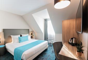 H  tel Turenne allows 18 year olds to book a room