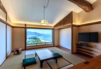 Genmyoan has rooms with a private hot tub