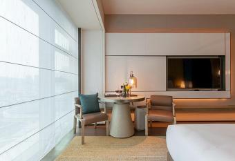 Tianyuan Grand Hotel Xiamen-Free Welcome Fruit has rooms with a private hot tub