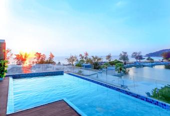 Phoenix Hotel Karon Beach has Balcony rooms