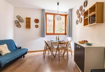 Val di Luce Foemina RB allows 18 year olds to book a room