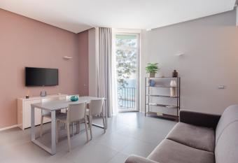 YouRelais Pergolesi has rooms with a private hot tub