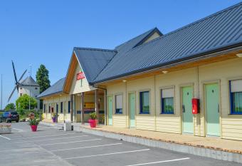 Fasthotel Orl  ans Nord Artenay allows 18 year olds to book a room