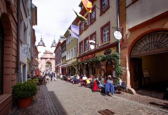 Hotel-Restaurant Hackteufel allows 18 year olds to book a room