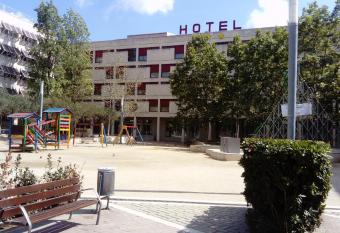 Hotel Pere III El Gran allows 18 year olds to book a room