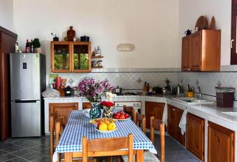 3 bedrooms house at Tre Fontane 200 m away from the beach with enclosed garden and wifi has Balcony rooms