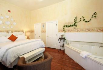 The Napa Inn has rooms with a private hot tub