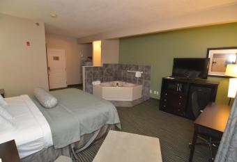 AmericInn by Wyndham Des Moines Airport allows 18 year olds to book a room