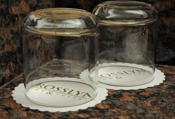 Rosslyn Inn and Suites has rooms with a private hot tub