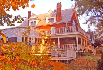 Greenbriar Inn has Balcony rooms