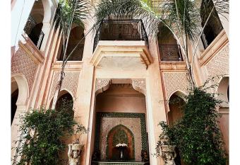 Palais Nejma oriental has rooms with a private hot tub