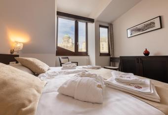 Bazilika alatt Panzi   has rooms with a private hot tub