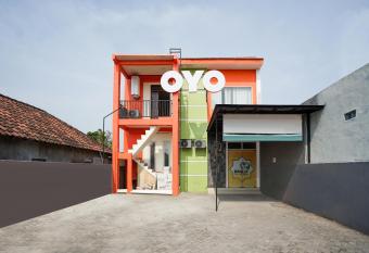 OYO 223 Penginapan Nabila Syariah allows 18 year olds to book a room