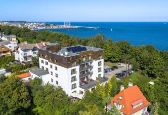 Hotel R    any Gaj allows 18 year olds to book a room