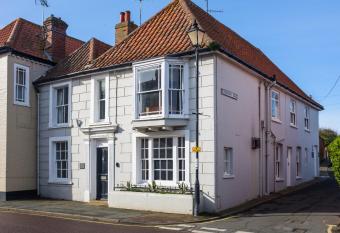 The Old Gordon House has Balcony rooms