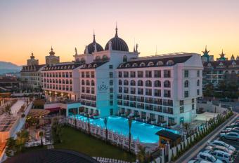 Side Royal Style Hotel allows 18 year olds to book a room