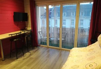 Chalet Insolite has Balcony rooms