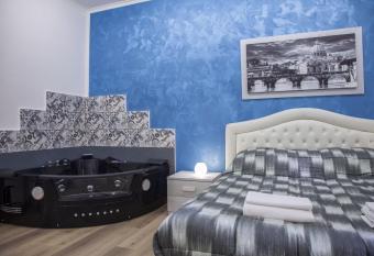 Imperiale Top has rooms with a private hot tub