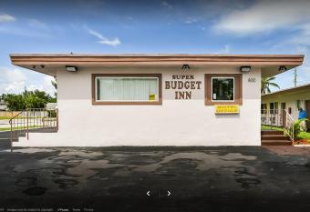 Super Budget Inn has Smoking rooms