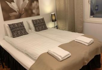 M  lar   Hotell allows 18 year olds to book a room