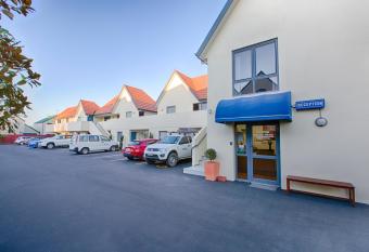 Bella Vista Motel & Apartments Christchurch has rooms with a private hot tub