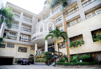 Ha Trinh Hotel allows 18 year olds to book a room