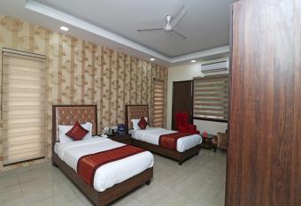 OYO 16865 Dawer House allows 18 year olds to book a room