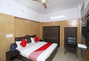 OYO 18782 Hotel Mannat allows 18 year olds to book a room