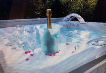 La Lilloise Villeneuve D Ascq GD STADE Mauroy has Balcony rooms