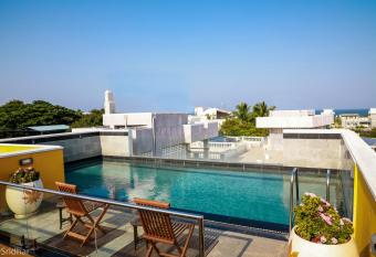 Petit Palais has Balcony rooms