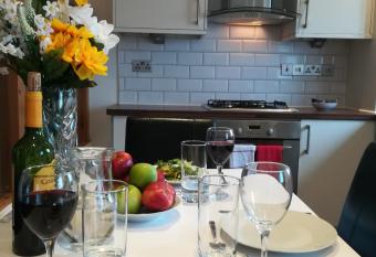 Stunning, 2 Bedroom, Ground Floor Apartment, Uplands, Swansea allows 18 year olds to book a room