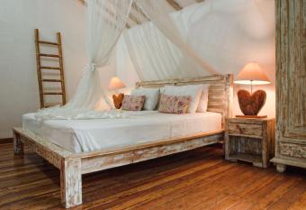 United Colors of Bali has rooms with a private hot tub