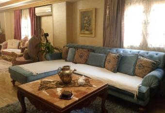 5 Stars Apartment has rooms with a private hot tub