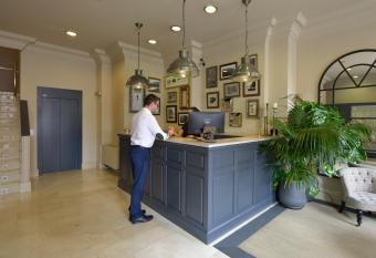 Suites Pamplona Plaza allows 18 year olds to book a room