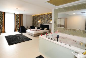 MELISS EVENTS has rooms with a private hot tub