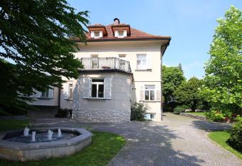 Apartments Boltez allows 18 year olds to book a room