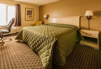 The Village Inn has rooms with a private hot tub