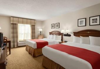 Country Inn & Suites by Radisson, Louisville, SO has rooms with a private hot tub