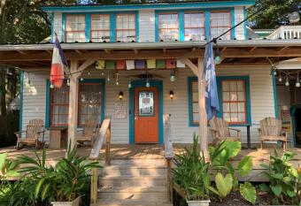 Blue Moon Guest House has Balcony rooms