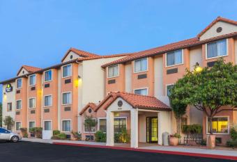 Days Inn by Wyndham Camp Verde Arizona allows 18 year olds to book a room