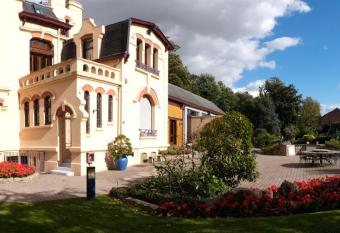 Le Manoir de la mantille has Balcony rooms