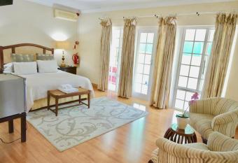 The Whitehouse Bed and Breakfast has rooms with a private hot tub