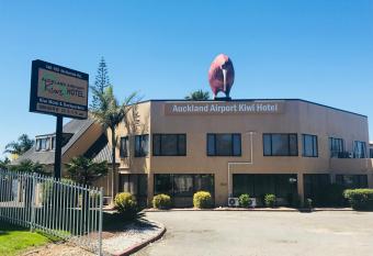 Auckland Airport Kiwi Hotel allows 18 year olds to book a room